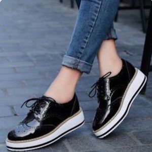 Women’s size 6 Oxfords.